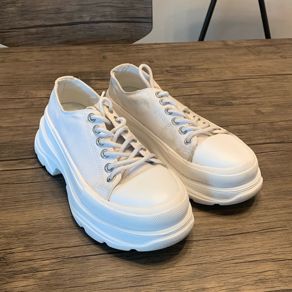 White low rise platform sneakers size 6